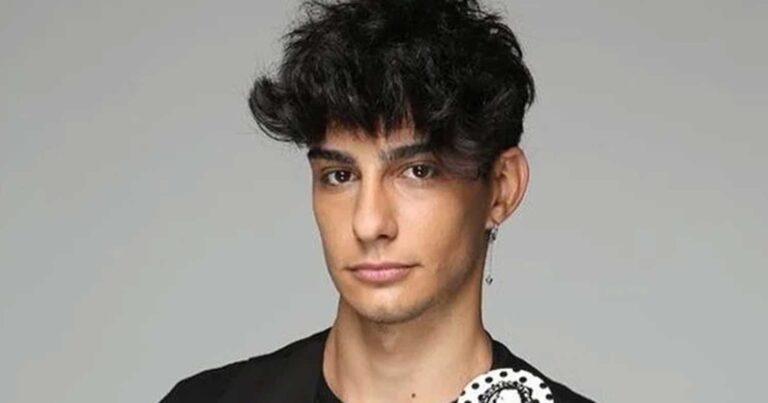 Ο Νίκος Μπάρκουλης ξεκαθαρίζει: «Δεν δουλεύω ταξί, σε κοτοπουλάδικο δουλεύω, υποδοχή και βοηθός σέρβις»