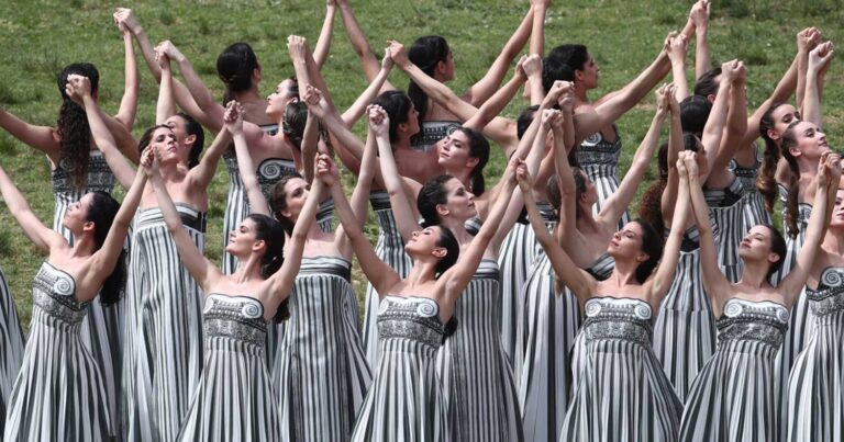 Αρχαία Ολυμπία: Εντυπωσιακές εικόνες από την Τελετή Αφής της Ολυμπιακής Φλόγας – Επιβλητική ως Πρωθιέρεια η Μαίρη Μηνά