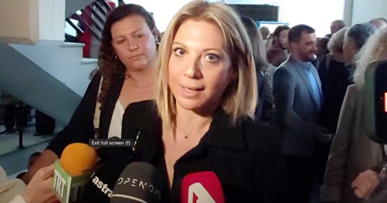 Σuγκίνησε και καταχειροκροτήθnκε η Μαρία Καρυστιανού στον Βόλο – «Ό,τι κι αν έκρuψαν θα τα βρούμε»