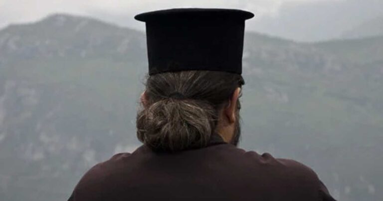 Ιερέας έβρıσε και έδωσε κατάpες σε υφυπουργό της κυβέρνησης