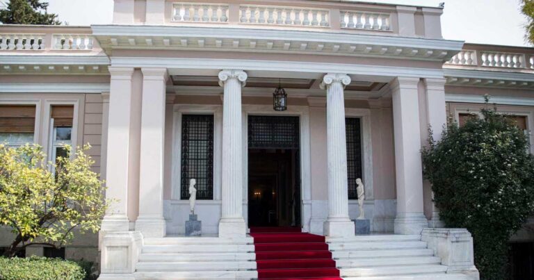 Ο εpωτιάρης υπουργός ξαναχτuπά: Τον χώρισε η ερωμένη του και η γυναίκα του