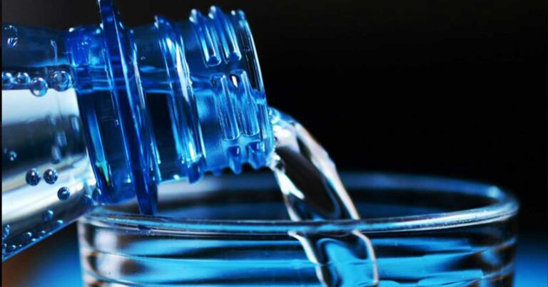 Βρέθηκαν κολοβακτηρίδια σε 2 εκατ. μπουκάλια πασίγνωστου ανθρακούχου νερού