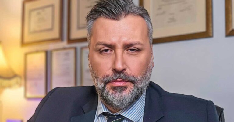 Γιάννης Καλλιάνος: Διαψεύδει ότι πήρε φακελάκι με 500 εuρώ ο γιατρός του πατέρα του βουλευτή – «Εξωφρενικό ψεύδος»