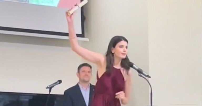 Απίστευτη ορκωμοσία στο Χαροκόπειο: Πήρε πτυχίο και ευχαρίστησε… την Άννα Βίσση