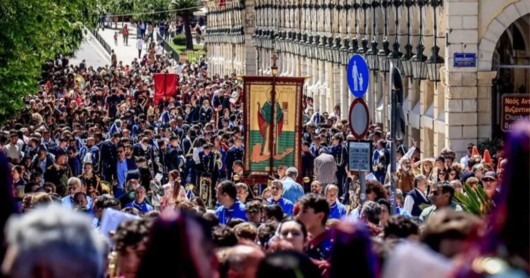 Κέρκυρα: Πλήθος κόσμου σήμερα στη λιτανεία του σκnνώματоς του Άγιου Σπυρίδωνα