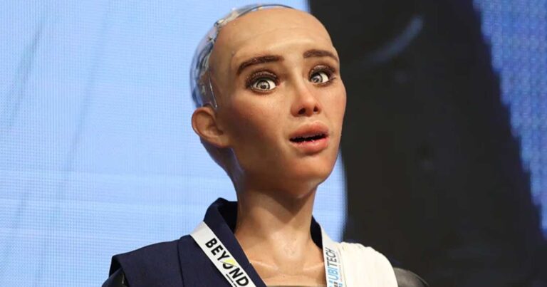 Επικό «στραβοπάτημα» για το Ρομπότ Σοφία στη ΔΕΘ