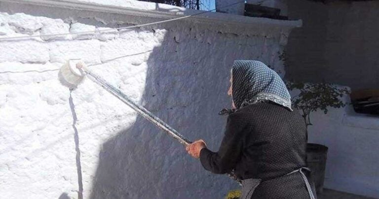 Ασβέστωμα των σπιτιών: Μια συνήθεια από το Πάσχα μιας άλλης εποχής