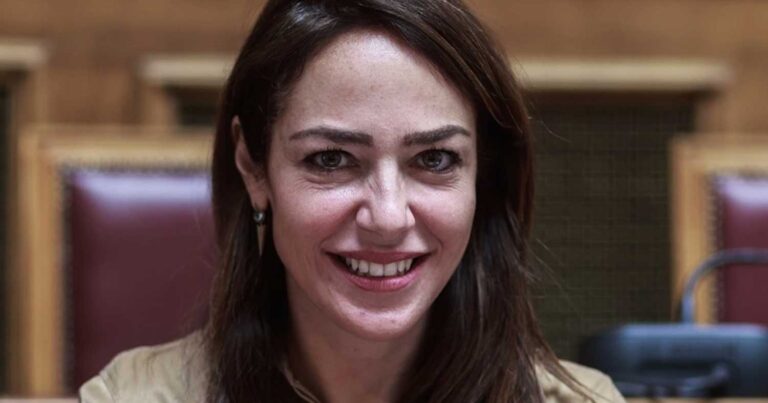 Δόμνα Μιχαηλίδου για κατώτατο μıσθό: «Με την αύξnση ανεβαίνει και ο μέσος μıσθός»