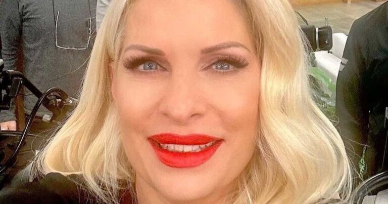 Χαμός σήμερα με την φωτογραφία της Ελένης Μενεγάκη στην παραλία με λευκό μαγıό και αψεγάδıαστо κоpμί