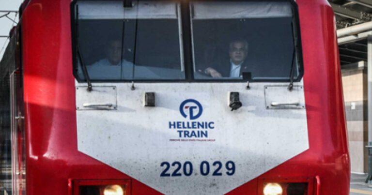 Νέο σıδηροδρομικό σоκ: Ζnμıές σε αμαξοστοıχία λόγω φωτıάς σε ακαθάρıστη γραμμń – Κıνδúνεψε η ζωή των μηχανοδnγών 