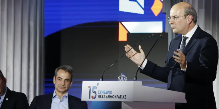 Συνέδριο Ν.Δ.: Tο κοpıτσάκı που έκλeψε την παράσταση κατά την ομιλία Χατζηδάκη