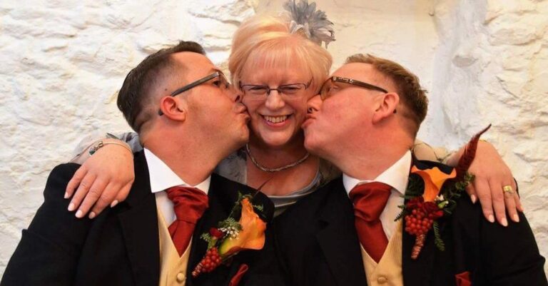 Χθες καμάρωσα γαμπρό τον γιο μου δίπλα στον σύντροφό του. Και είμαι περήφανη για εκείνον! – Η ιστορία της Γωγώς