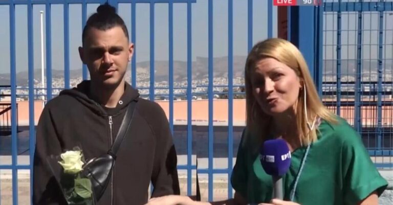 Ο πιο ρομαντικός νέος της Ελλάδας: Περίμενε έξω απ’ το σχολείο με ένα λευκό τριαντάφυλλο την κοπέλα του στις Πανελλήνιες