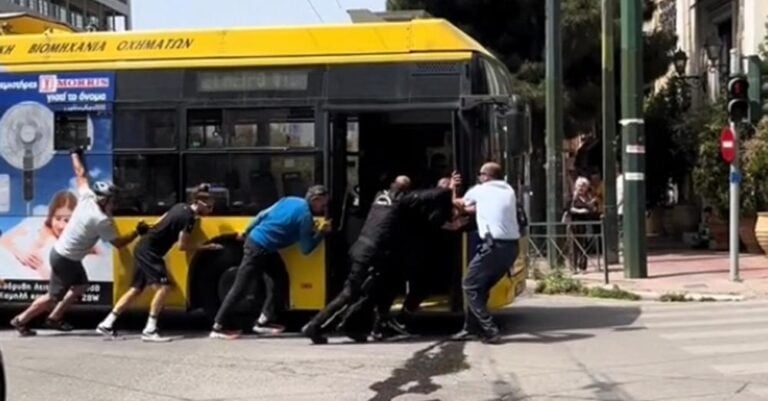 Τρόλεϊ έμεινε στη Συγγρού κατά τη διάρκεια ποδηλατικού γύρου – Έσπρωχναν μαζί επιβάτες και αθλητές