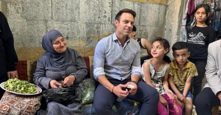 Στέφανος Κασσελάκης: Βρίσκεται στην Παλαιστίνη σε προσφυγικό καταυλισμό στη Βηθλεέμ