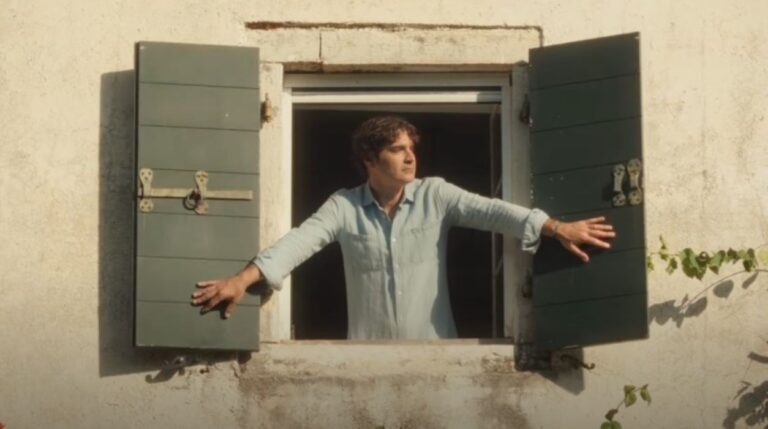 Χριστόφορος Παπακαλιάτης – Το φωτεινό εξοχικό του στους Παξούς με το μαρμάρινο τραπέζι