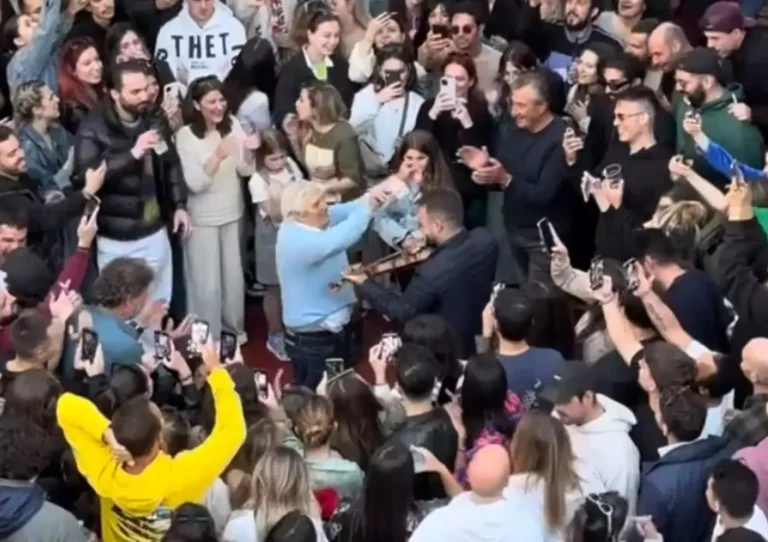 Το… viral ζεϊμπέκικο στην Τήνο: Άρχισε να ραίνει με χαρτονομίσματα τον μουσικό που έπαιζε βιολί