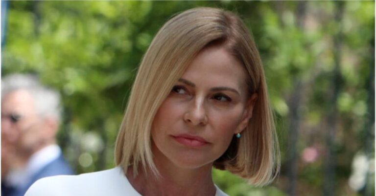 Τζένη Μπαλατσινού: Απολαμβάνει τη θέα του σπιτιού της στην Πάτμο με denim και κορμάκι