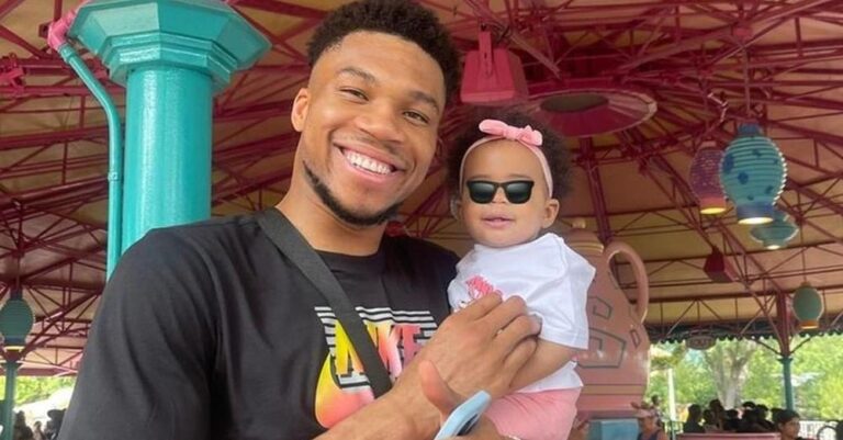 Ο Γιάννης Αντετοκούνμπο παίρνει το βραβείο του πιο fun μπαμπά: Φωτογραφίες από το οικογενειακό ταξίδι στη Disneyland