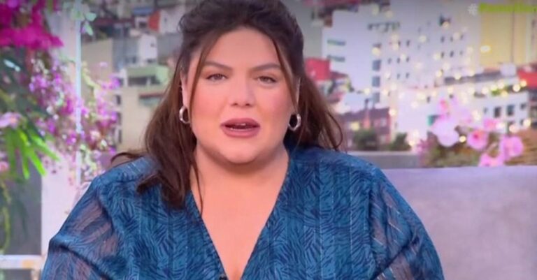 Δανάη Μπάρκα: Στη Μαρινέλλα με καφέ σατέν φόρεμα που «αγκάλıασε» τις καμπύλες της