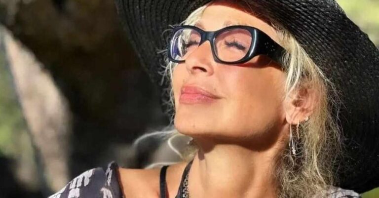 Άννα Βίσση: «Είμαι 64, ξυπνάω το πρωί και δεν έχω άγχος με το πως μοιάζω, πλένω το πρόσωπό μου και μ’ αρέσω»