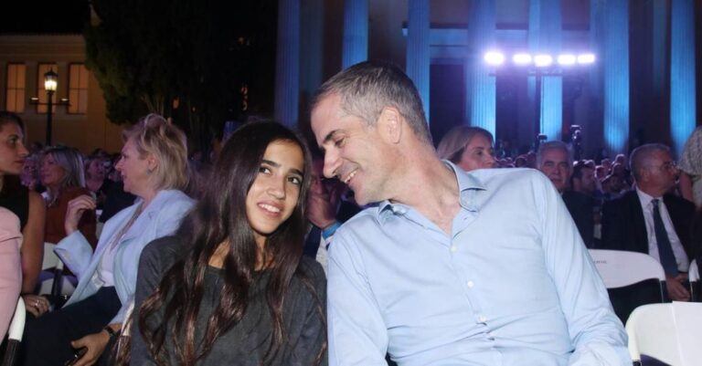 Δανάη Μπακογιάννη: Η 14χρονη μελαχρινή κόρη του Κώστα Μπακογιάννη στο κέντρο με τον πατέρα της και τη Σία Κοσιώνη