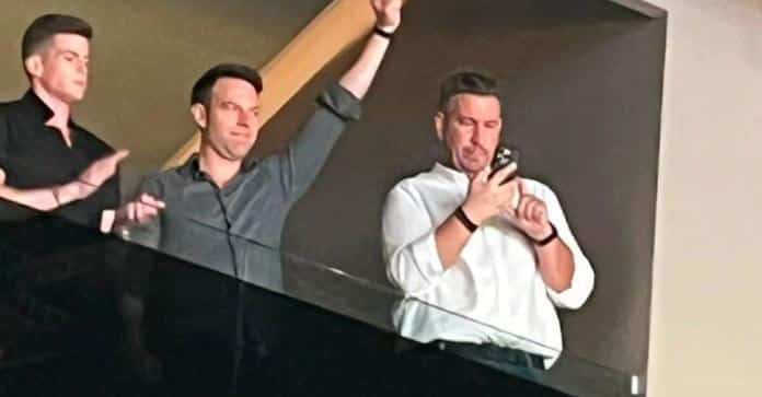 Ξεφάντωσαν στον Αργυρό: Με υψωμένη γροθιά σε σουίτα ο Στέφανος Κασσελάκης πλάι στον Τάιλερ