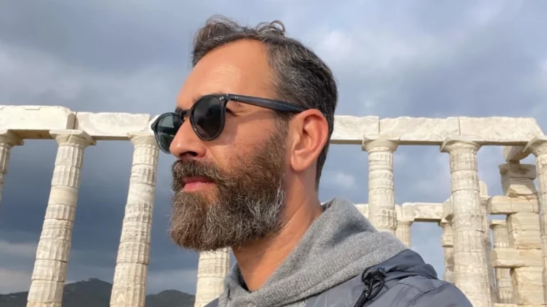 Άγγελος Μπράτης: Το φιλί στο στóμα με άλλον άντρα – Η φωτογραφία που δημοσίευσε στο Instagram