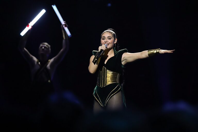 Ο κακός χαμός στην Eurovision – Παραιτήθηκε η Αλεσάντρα Μέλε που θα ανακοίνωνε τους ψήφους για τη Νορβηγία