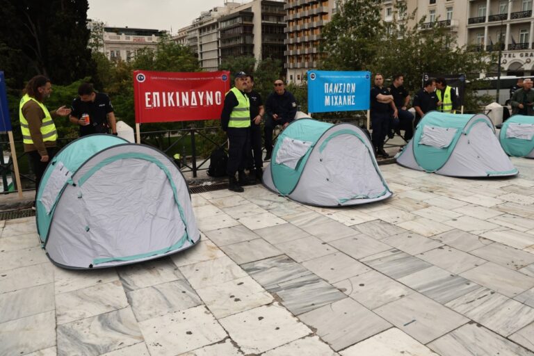 Αστυνομικοί έστησαν σκηνές στο Σύνταγμα – Τι καταγγέλλουν