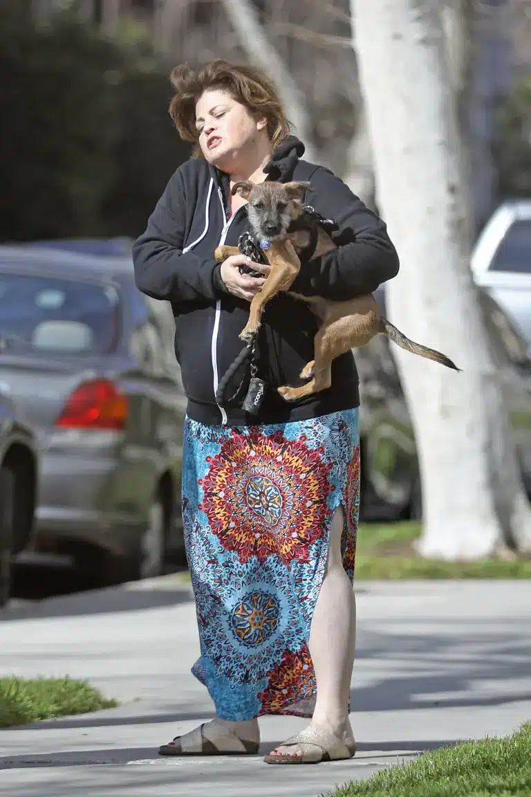 bleeth yasmine walking dog 150220 lp006 excl 1