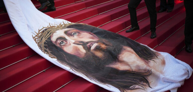 Σφοδρές αντιδράσεις στις Κάννες με καλεσμένη με φόρεμα τον Ιησού Χριστό στο κόκκινο χαλί