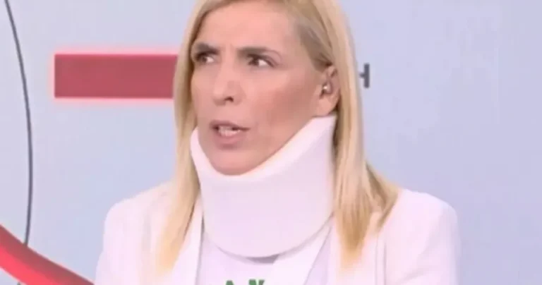 Σоκάρει η εικόνα της Ρένας Κουβελιώτη μετά την επίθεση: Βγήκε με κολάρο στο δελτίο ειδήσεων, «Έχω αιμάτωμα στον αυχένα»