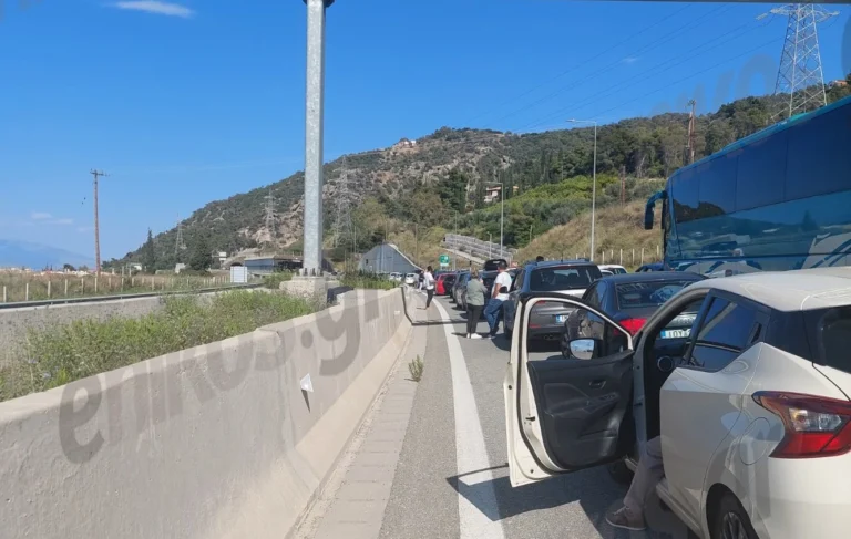 Δερβένι: Στις φλόγες τυλίχτηκε όχημα στα τούνελ – Ουρές σχηματίζουν τα αυτοκίνητα