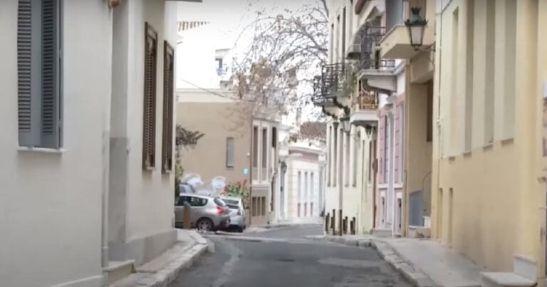 Το πολύ στενό δρομάκι της Αθήνας που έχουν περάσει όλοι και κουβαλάει τεράστια ιστορία