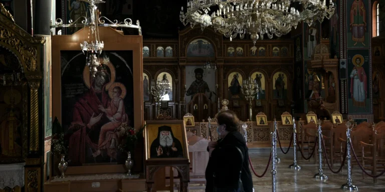 Άνδρας εισέβαλε σε εκκλησία και προκάλεσε ζημιές γιατί το μικρόφωνο του παπά τού ξύπνησε το μωρό