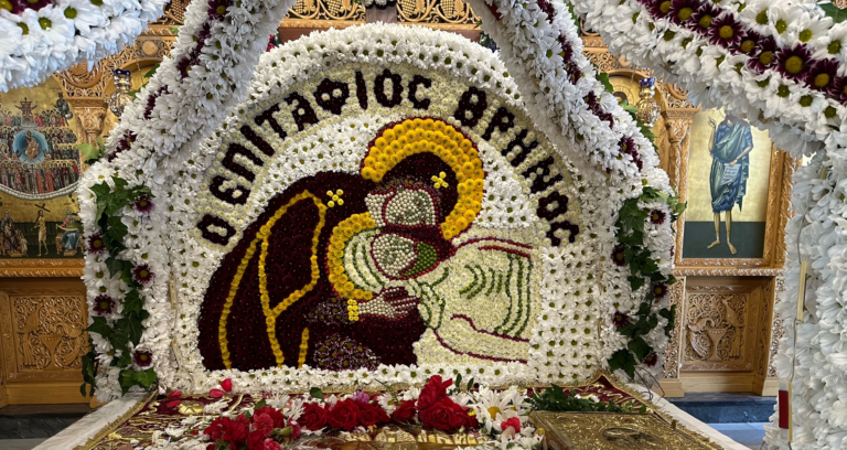 Θεσσαλονίκη: Εντυπωσιάζει ο Επιτάφιος στον ναό των Αγίων Πάντων – Πάνω από 20 ώρες ο στολισμός του