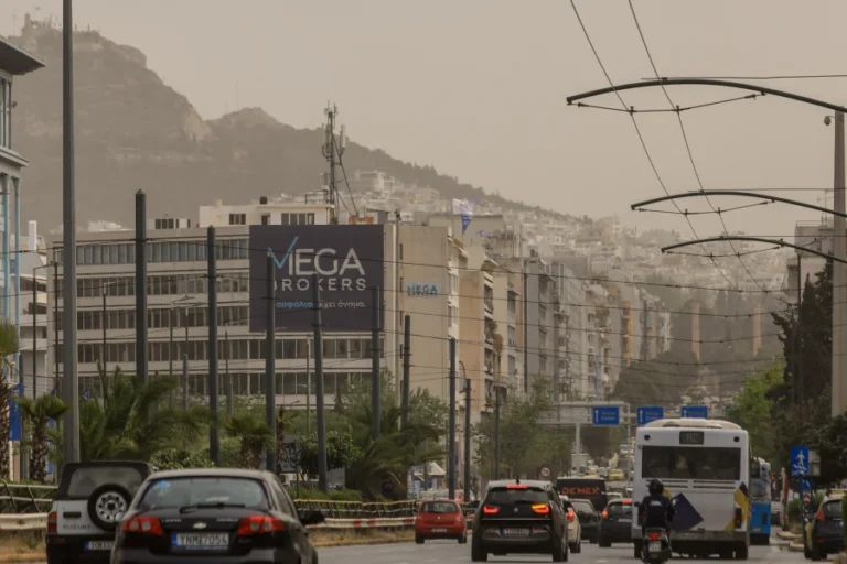 Τι ώρα θα ρίξει λασποβροχή στην Αθήνα σήμερα, πότε θα ξαναπλύνουμε το αυτοκίνητό μας