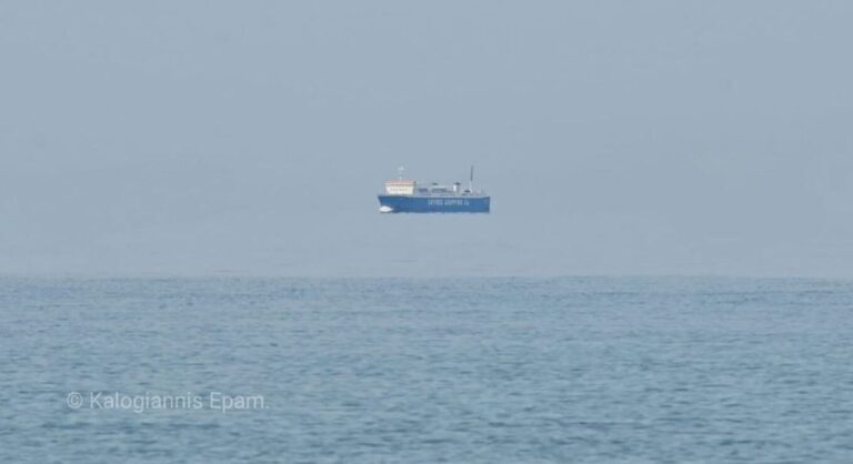 Το σπάνιο φαıνόμενο Fata Morgana ανοιχτά της Κύμης – Πλοίο «αιωρείται» πάνω από τη θάλασσα