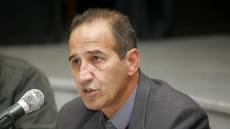 Πέθανε ο Γιώργος Λαμπράκης – «Εφυγε» 61 χρόνια μετά, την ίδια μέρα με την δολοφονία του πατέρα του, Γρηγόρη