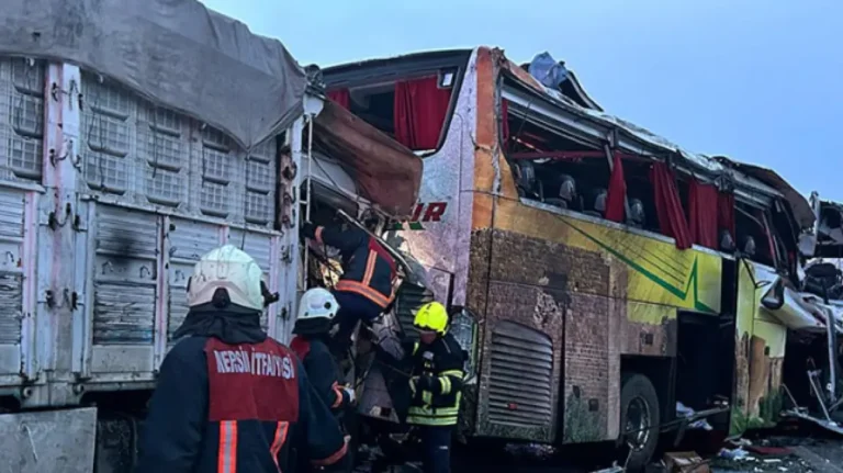 Φρικιαστικό τροχαίο με 10 νεκρούς και 39 τραυματίες μετά από σύγκρουση λεωφορείου με οχήματα