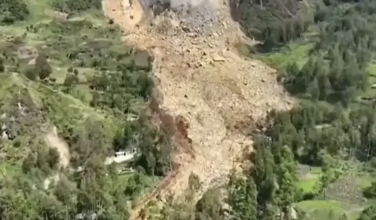 Ασύλληπτη τραγωδία:  2.000 άνθρωποι θάφτηκαν ζωντανοί από κατολίσθηση – «Κανένας δεν μπόρεσε να ξεφύγει»