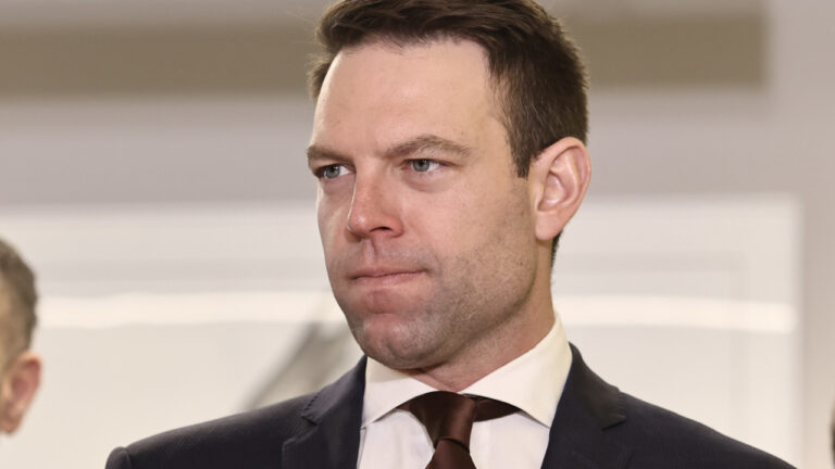 Σάλος με την επίθεση σε βίντεο στον Κασσελάκη επειδή είναι ομοφυλόφιλος