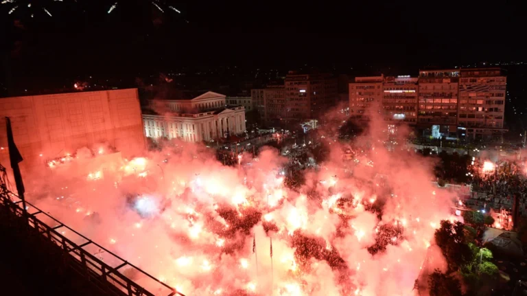 Φλέγεται ο Πειραιάς για τον Ολυμπιακό – Απίθανες εικόνες με τον κόσμο να πανηγυρίζει