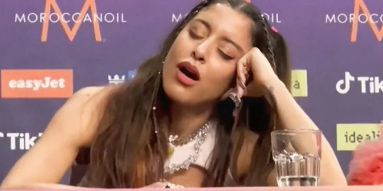 Μαρίνα Σάττι για χασμουρητά: «Χαζολογούσαμε με ένα γκρουπ Ελλήνων που ήταν μπροστά μου»