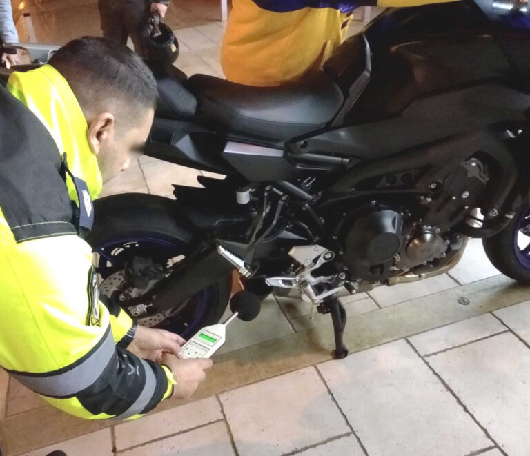 Πρόστιμο – μαμούθ σε οδηγό μηχανής που πέρασε 12 φανάρια με κόκκινο