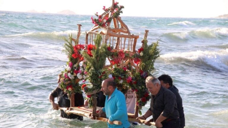 Μοναδικό θέαμα στη Νάξο: Πλήθος πιστών στην ξεχωριστή περιφορά του Επιταφίου μέσα στη θάλασσα