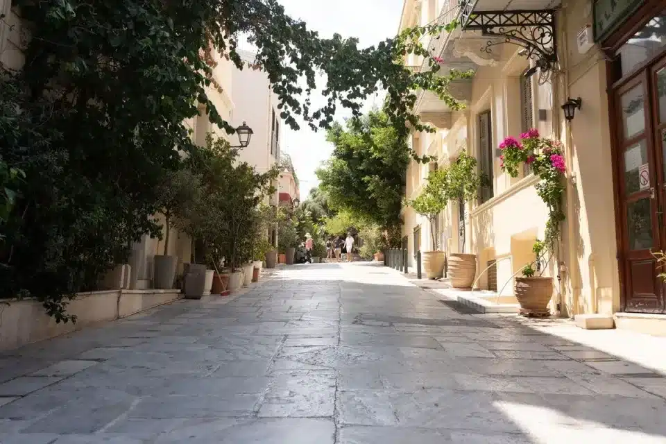 Το πολύ στενό δρομάκι της Αθήνας που έχουν περάσει όλοι και κουβαλάει τεράστια ιστορία 3 odos tripodon 1