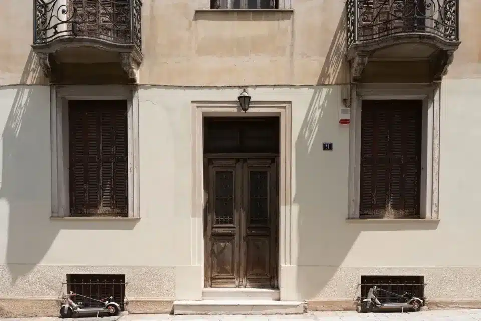 Το πολύ στενό δρομάκι της Αθήνας που έχουν περάσει όλοι και κουβαλάει τεράστια ιστορία 7 odos tripodon 12