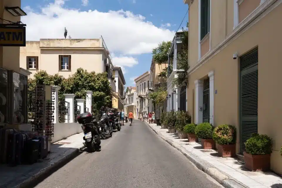 Το πολύ στενό δρομάκι της Αθήνας που έχουν περάσει όλοι και κουβαλάει τεράστια ιστορία 4 odos tripodon 5